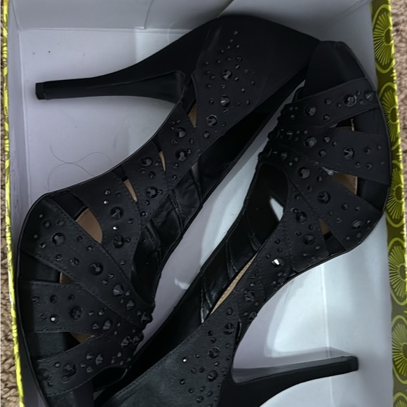 W11 Gianni Bini Black Studded 5” Heels - Picture 5 of 5